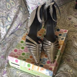 Micheal Antonio silver pointed toe heel size 9
